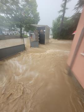 Poplava v Luciji pred športno dvorano.